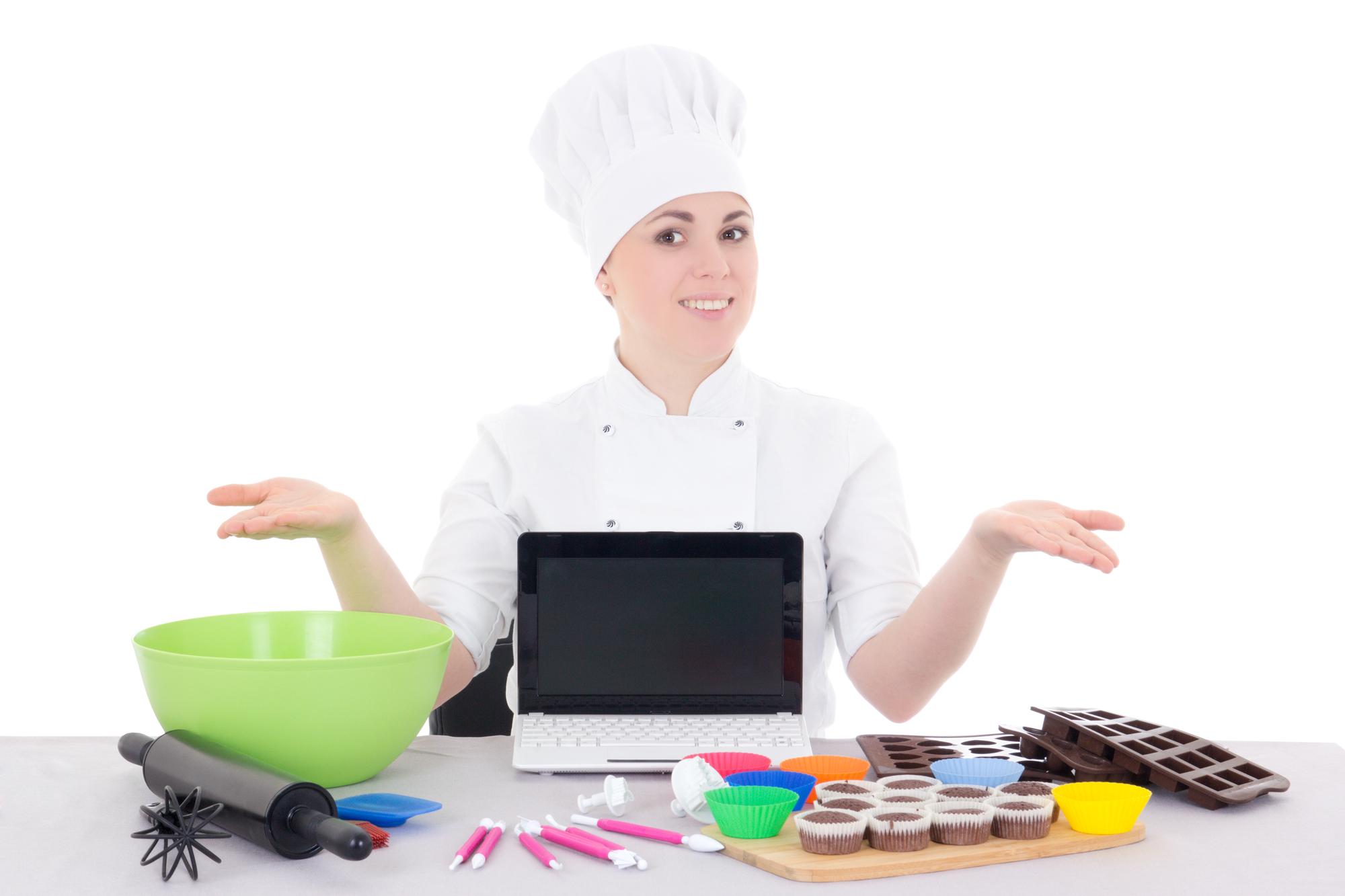 Chef che mostra una preparazione in cucina